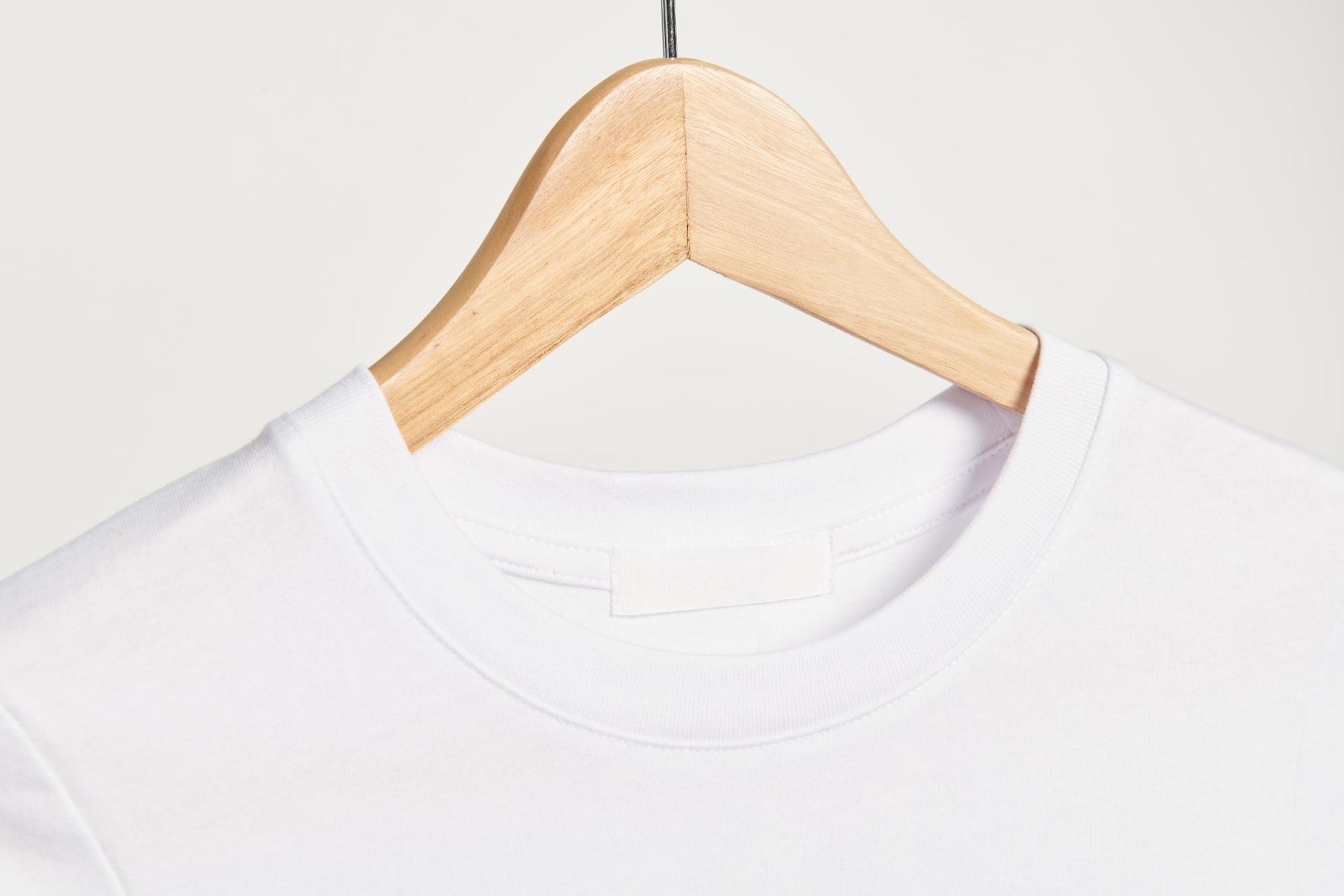 Ce culori se poarta in 2026 - tricou, umeras