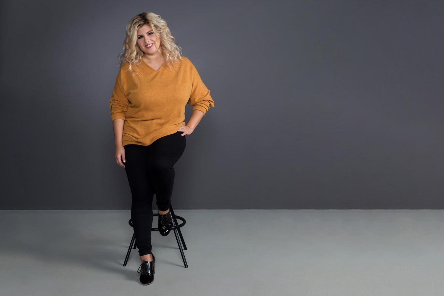 tinute casual dama - femeie, pulover, pantaloni negri