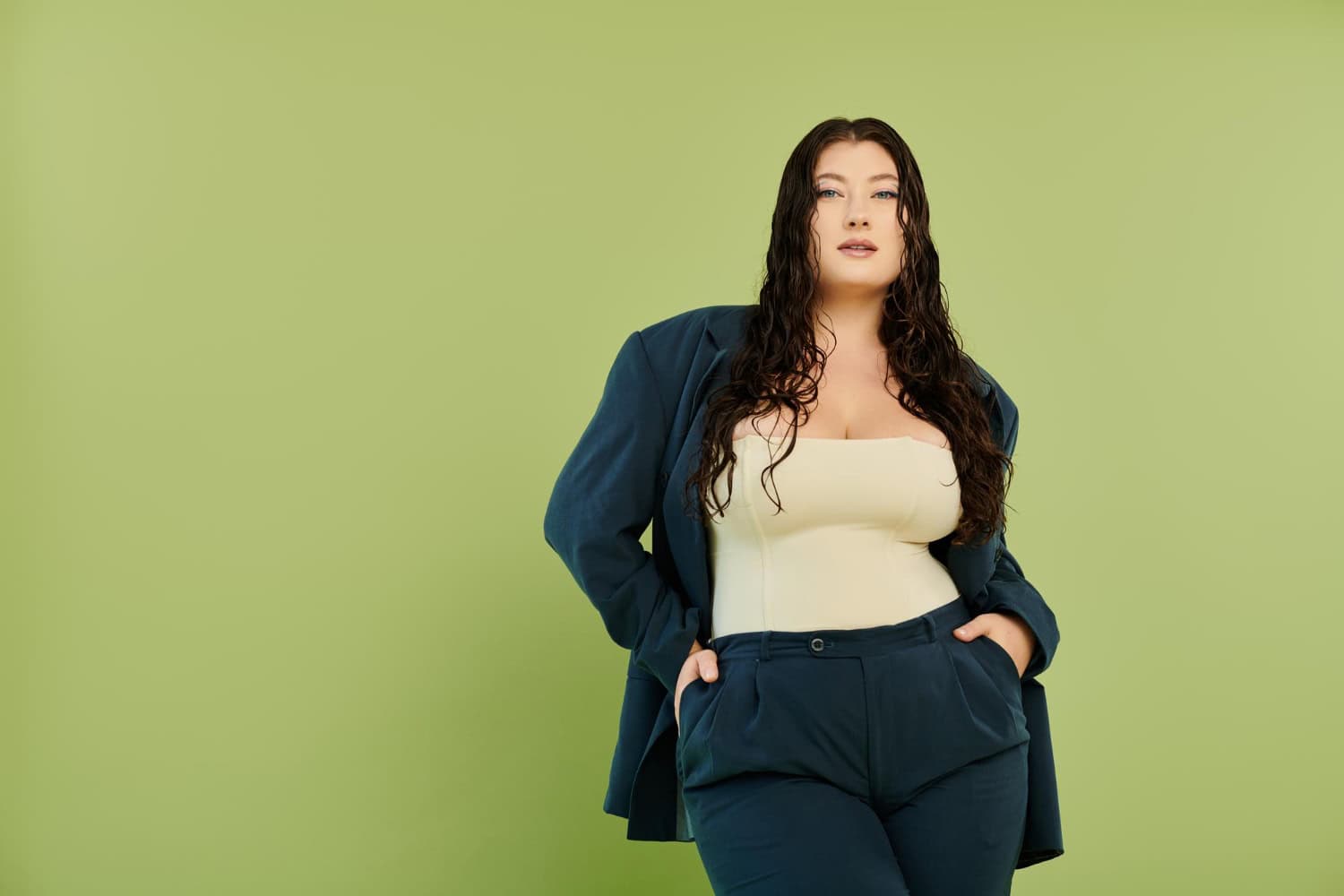 Ținute office de primăvară - model intr-un costum business verde