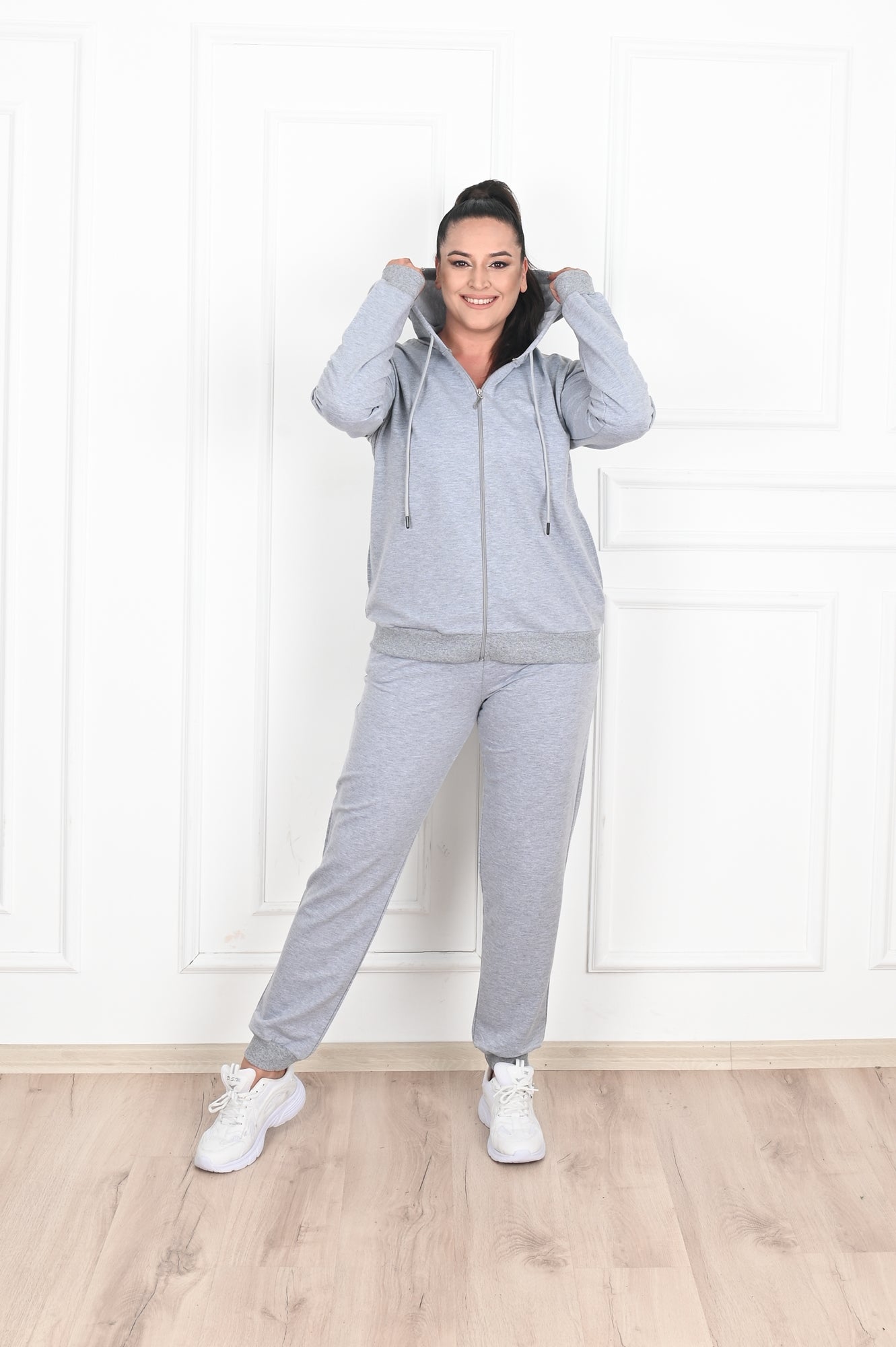 Trening dama marimi mari cu gluga simplu 8500